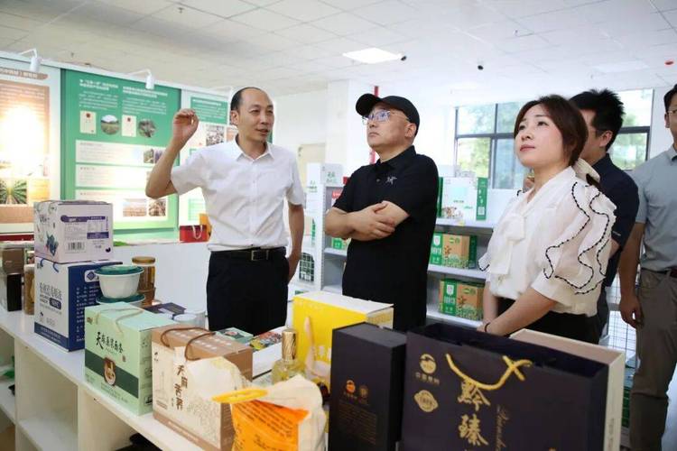 会前,调研组一行参观贵州省农业科技孵化器和贵州省作物种质资源库