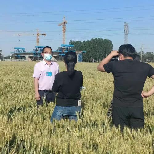 在纸房乡陈庄村,知联会农业科技组工作人员为前来听讲的群众发放了"
